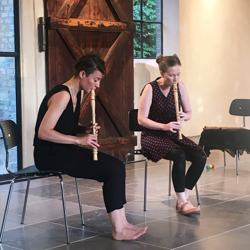 Duoen FluteMachine med Kirstine Lindemann og Kirsi Ojala spillede på Saftstationen i Damme, Møn