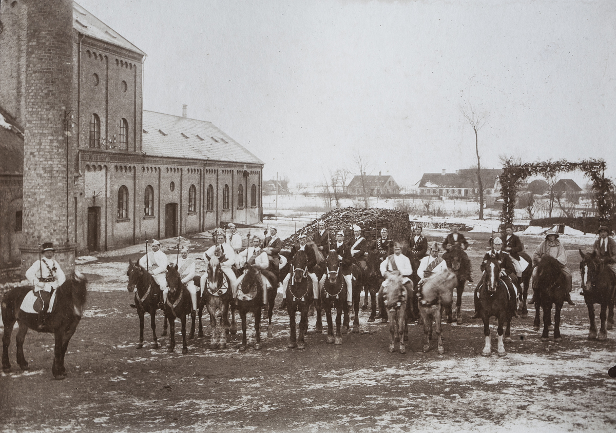 Historisk billede fra Saftstationen i Damme med fastelavnsoptog